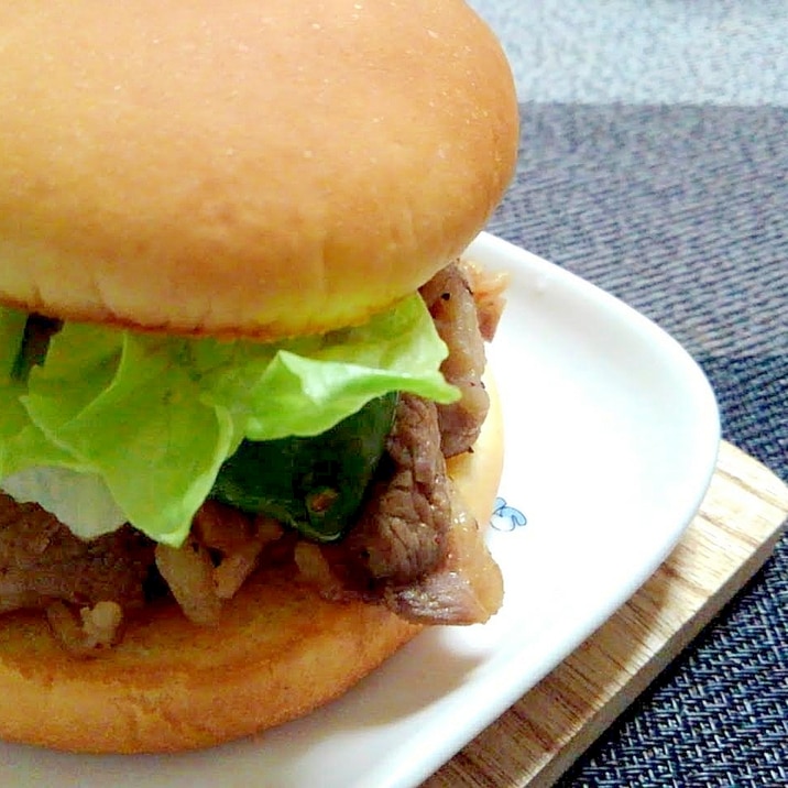 ピーマンと牛肉こまぎれ塩コショウレタチーズバーガー